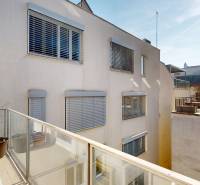 Balkon mit Glasgeländer und Blumenkästen in einer 2-Zimmer-Wohnung in der Podjavorinská-Straße, Bratislava - Altstadt.