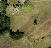 Luftaufnahme von Grundstücken in Banská Belá, geeignet für Wohnzwecke, umgeben von Grünflächen.