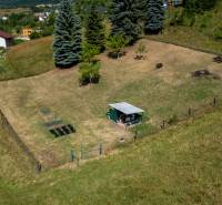 Grundstück in Banská Belá, bestimmt für Wohnzwecke, mit Pavillon und Garten in natürlicher Umgebung.