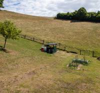 Hügeliges Gelände in Banská Belá, das für Wohnbaugrundstücke mit jungen Bäumen und Garten bestimmt ist.