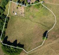 Luftaufnahme von Wohngebieten, umgeben von Grünflächen in Banská Belá.