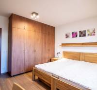 Schlafzimmer mit Holzmöbeln und Boden mit Holzdekor in einem Einfamilienhaus.