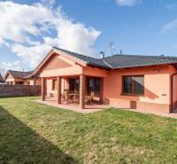 Einfamilienhaus in der Krajná-Straße in Stupava, Ziegelfassade, geräumiger Hof, Terrasse.