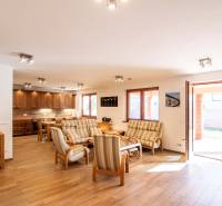 Wohnzimmer mit Essbereich und Küche, Holzboden, Einfamilienhaus.