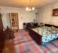 Ein Zimmer in einem Einfamilienhaus mit einem traditionellen Bett, einem Kleiderschrank und einem Fahrrad.