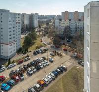 Blick auf die Plattenbauten und den Parkplatz in der Ševčenkova-Straße in Bratislava - Petržalka.