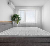 Schlafzimmer mit Klimaanlage und Bett in einer 4-Zimmer-Wohnung.