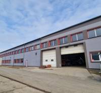 Lagerhäuser und Hallen in der Východná-Straße in Poprad mit einem geparkten Lastwagen und einem Nutzfahrzeug.