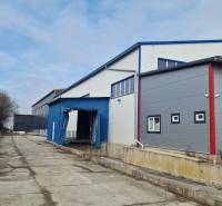 Lagerhäuser und Hallen in der Východná-Straße in Poprad mit industriellem Aussehen und Laderampe.