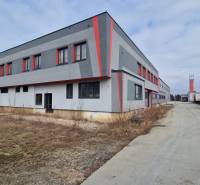 Industriegebäude in der Východná-Straße in Poprad mit Lagern und Hallen.