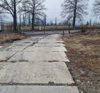 Ein Gelände mit befestigter Straße und Tor in der Východná-Straße in Poprad, Lager und Hallen.
