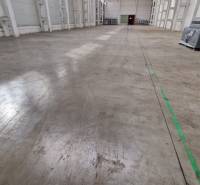 Geräumiges Inneres von Lagern und Hallen mit Betonboden und Paketen auf der linken Seite.