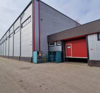 Lagerhallen und Lagerhäuser in der Východná-Straße in der Stadt Poprad mit einer zugänglichen Zufahrtsstraße.