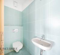 Badezimmer mit blauen Fliesen und hängendem WC in einer 2-Zimmer-Wohnung.