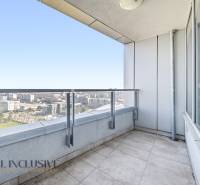 Ein Balkon mit Blick auf die Stadtpanorama, 2-Zimmer-Wohnung in der Bajkalská Straße in Bratislava.