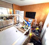 Kinderzimmer in einem Einfamilienhaus mit Spielzeug, Bett und Schränken. Boden mit Holzdekor.