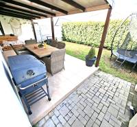 Garten des Einfamilienhauses in der Mládežnícka-Straße in Galanta: Terrasse, Trampolin, Grill, Sitzgelegenheit.