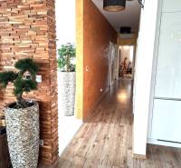 Innenraum eines Einfamilienhauses mit dekorativer Wand, Holzboden und modernen Accessoires.