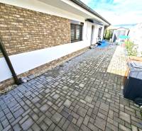 Ein Einfamilienhaus in der Mládežnícka-Straße in Galanta mit Pflastersteinen über die gesamte Länge.