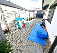 Hof beim Einfamilienhaus in der Mládežnícka-Straße in Galanta mit einem Kinderspielplatz und einer Schaukel.