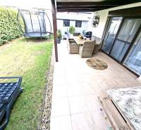 Das Einfamilienhaus in der Mládežnícka-Straße in Galanta hat einen Rasen, eine Terrasse mit Möbeln und ein Trampolin.