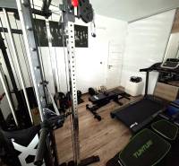 Heimfitness im Einfamilienhaus mit Holzdekorboden, Fitnessstudio und Laufband.
