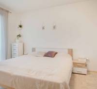 Helles Schlafzimmer mit Einbauschrank und dekorativen Elementen in einer 3-Zimmer-Wohnung.