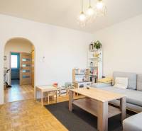 Wohnzimmer in einer 3-Zimmer-Wohnung mit Holzboden und hellen Möbeln.