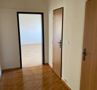 Innenraum einer 3-Zimmer-Wohnung mit Holzboden und weißen Wänden.