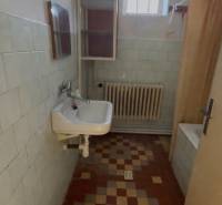 Badezimmer mit Waschbecken, Spiegel und Heizkörper, Einfamilienhaus.