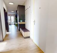 Flur in einer 3-Zimmer-Wohnung mit Holzboden und Stauraum.