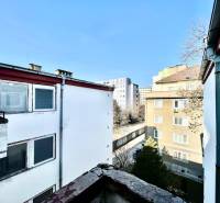 Blick von einem Gebäude in der Trenčianska-Straße in Bratislava - Ružinov mit umliegenden Häusern.