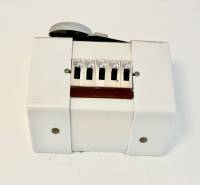 Leben in einer Einzimmerwohnung mit einer weißen Plastikabdeckung und Schaltern.