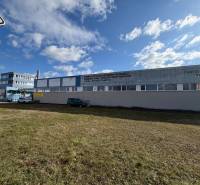 Gebäude im Industriegebiet in Nové Zámky, Straße Nové Zámky, Lager und Hallen.