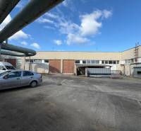 Lager und Hallen in Nové Zámky in der Straße Nové Zámky mit Industriekomplex und Autos.