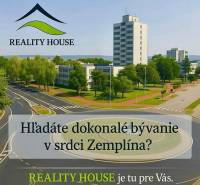 Kreisverkehr mit Gebäuden und Parkgrün in der Stadt Hnojné, Kategorie Grundstücke - Wohnen.