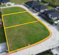 Grundstücke in Kočovce, geeignet zum Wohnen, umgeben von Einfamilienhäusern in ruhiger Lage.