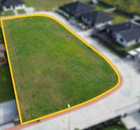 Grundstücke - Wohnen in Kočovce, Grünfläche umgeben von Bebauung.