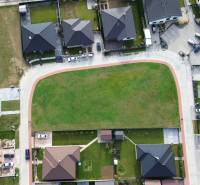 Luftaufnahme von Wohnbaugrundstücken in Kočovce, die für Wohnzwecke bestimmt sind.