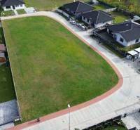 Luftaufnahme von Wohnbaugrundstücken in Kočovce, umgeben von Einfamilienhäusern.