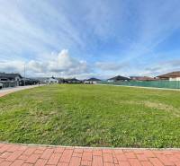 Ein Blick auf ein geräumiges Baugrundstück in Kočovce, umgeben von Einfamilienhäusern.