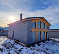 Die Hütte in Dolná Lehota bietet einen verschneiten Blick auf die Berglandschaft und Wälder.