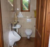 Kleines Badezimmer mit Toilette, Urinal und Waschbecken in einer 3-Zimmer-Wohnung.