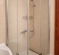 Duschkabine in einer 3-Zimmer-Wohnung mit einfachem Design und hellen Fliesen.