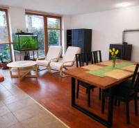 Wohnzimmer in einer 3-Zimmer-Wohnung mit Holzboden, Esstisch und Aquarium.