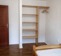 Schlafzimmer mit Holzelementen, Einbauschrank und Bett in einer 3-Zimmer-Wohnung.