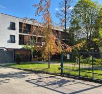 An der Bodona-Straße befindet sich ein Gebäude mit Grünflächen, das sich als Einzimmerwohnung eignet.