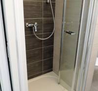 Duschkabine mit Türen in einem Studio-Apartment in der Bodona-Straße.