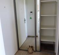 Eingang in ein Studio-Apartment mit Einbauschrank, in der Straße Bodona, vorteilhafte Lage.