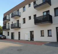 Neubau in der Bodona-Straße mit Balkonen bietet neue Garçonnièren zur Miete an.